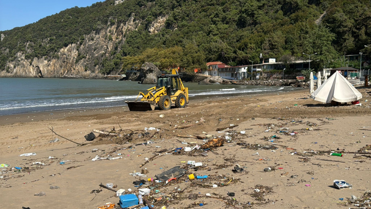 Bartın'da çamurlu su denizin rengini değiştirdi