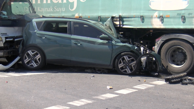Başakşehir'de kamyonet, kırmızı ışıkta bekleyen 4 araca çarptı: 1 yaralı