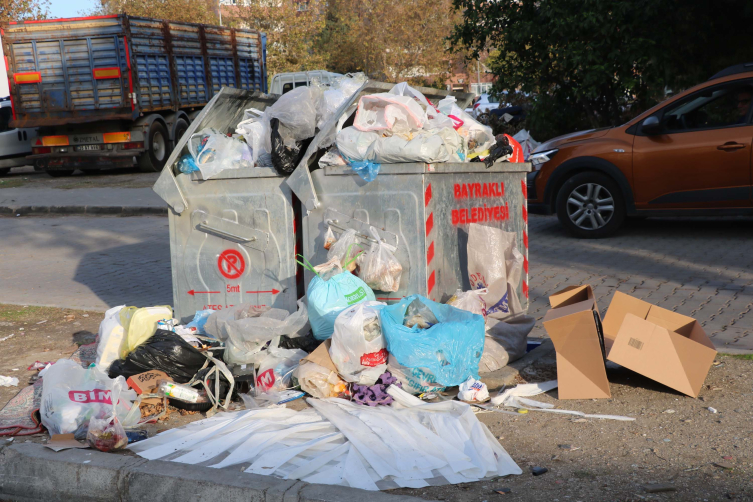 İzmir Bayraklı'da sokaklarda çöp yığınları oluştu