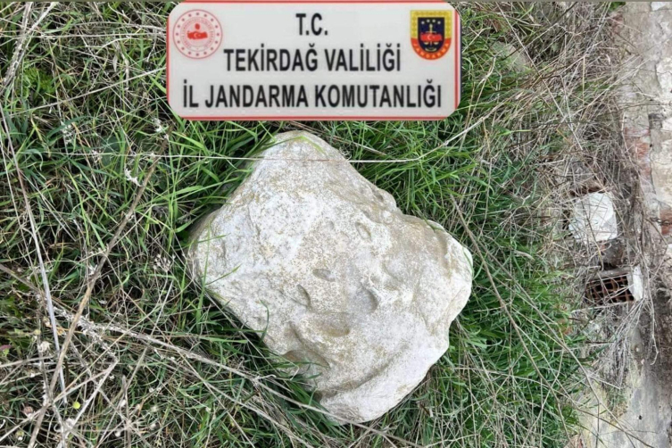 Tekirdağ'da Roma dönemine ait antik sütun başlığı ele geçirildi