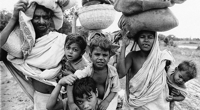 1971'de Doğu Pakistan'dan (Bangldeş) Hindistan'a göç eden sığınmacılar. Fotoğraf: AP