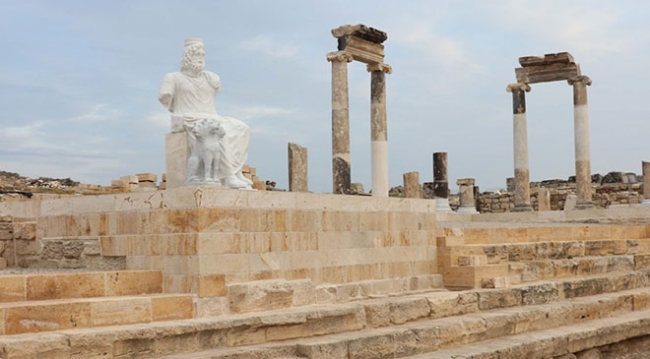 Hierapolis Antik Kenti'ndeki "Hades ile üç başlı köpeği" heykeli yeni yerine taşındı