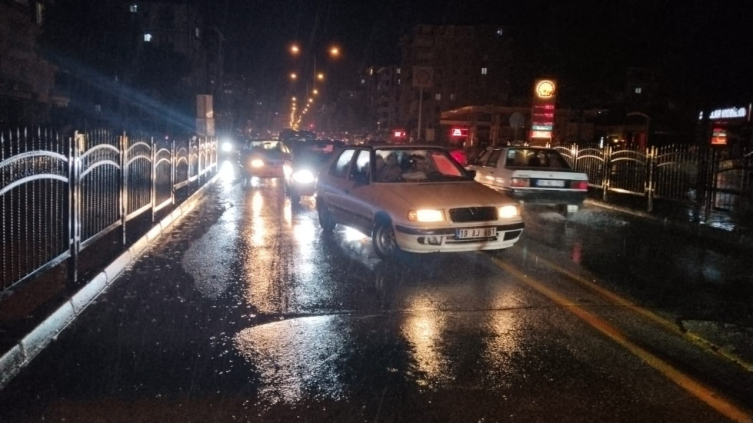 Çorum'da sağanak nedeniyle yollar göle döndü