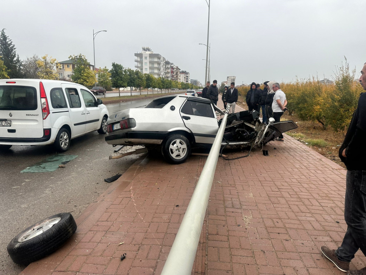 Direğe çarpan otomobil ikiye bölündü