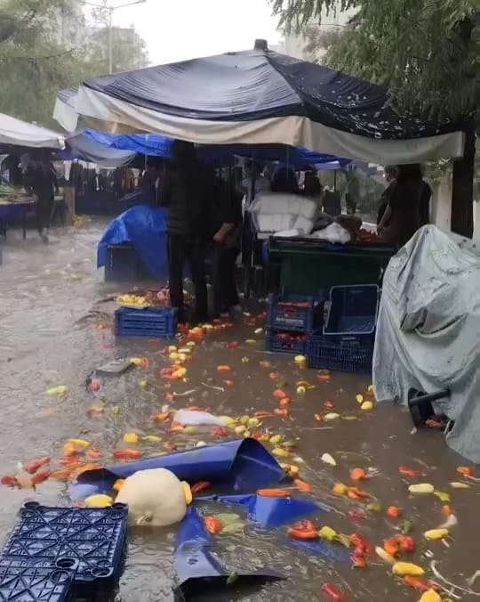 Diyarbakır'da sağanak: Cadde ve sokaklar göle döndü