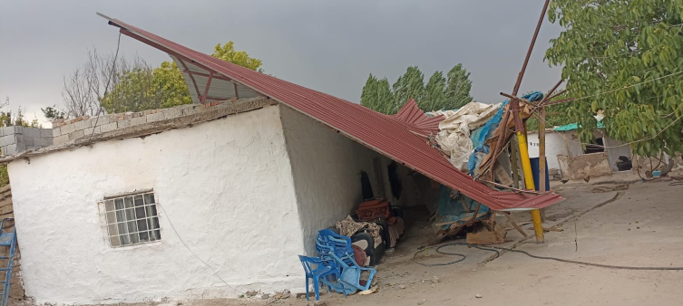 Diyarbakır'da bahçe yangını çıktı: Çıkan fırtınada 4 evin çatısı uçtu