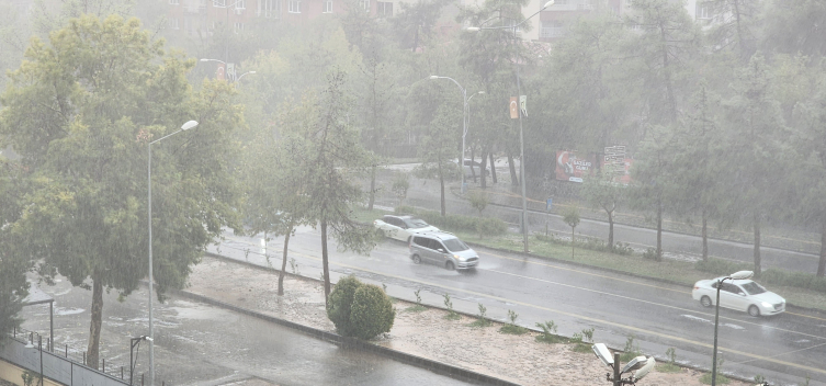 Diyarbakır'da sağanak: Cadde ve sokaklar göle döndü