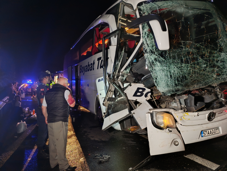 Düzce'de otobüs tıra arkadan çarptı