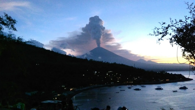 Bali'deki havalimanları uçuşlara kapatıldı