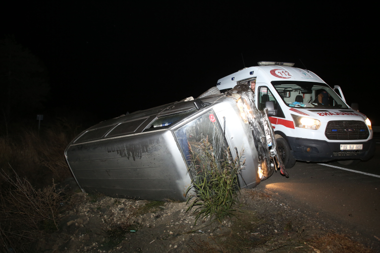 Edirne'de kamyonete otomobil çarptı: 6 yaralı