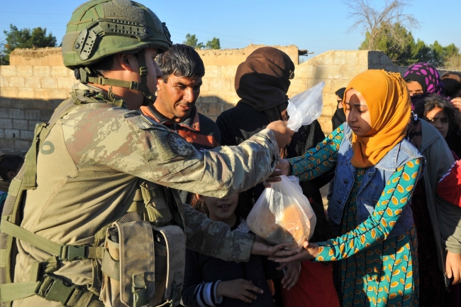 Mehmetçik ekmeğini Rasulayn'daki köylülerle paylaştı