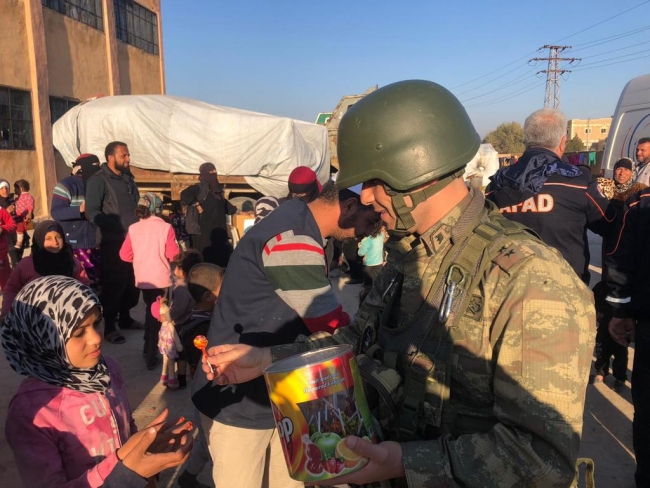 Tel Abyad'a sığınan Suriyelilere gıda yardımı