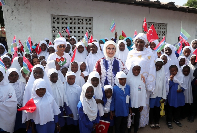 Emine Erdoğan, Gambiya'da TİKA'nın yaptığı okul ve caminin açılışını gerçekleştirdi