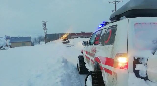 Hasta kadın paletli ambulansla hastaneye yetişti