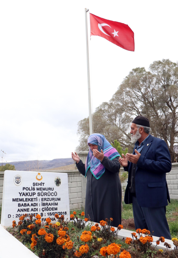 FETÖ elebaşı terörist Gülen'in ölüm haberini alan şehit ailesi: Oğlum, hain geberdi