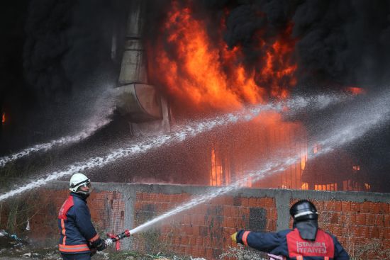 İstanbul Bayrampaşa'da 3 katlı atölyede yangın