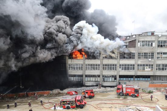 İstanbul Bayrampaşa'da 3 katlı atölyede yangın