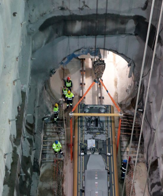 İstanbul'un yeni metro vagonları raylara böyle indirildi