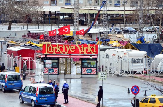 Manisa'da fırtına kamyon ve sirk çadırını devirdi