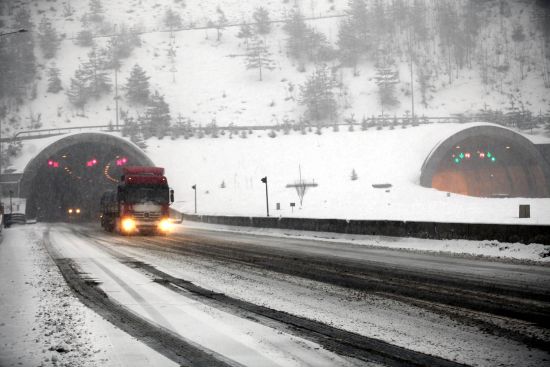 Bolu Dağı'nda zincirsiz tırlara geçiş izni verilmiyor