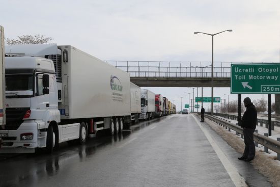 Tır kuyruklarının uzunluğu 34 kilometreye ulaştı