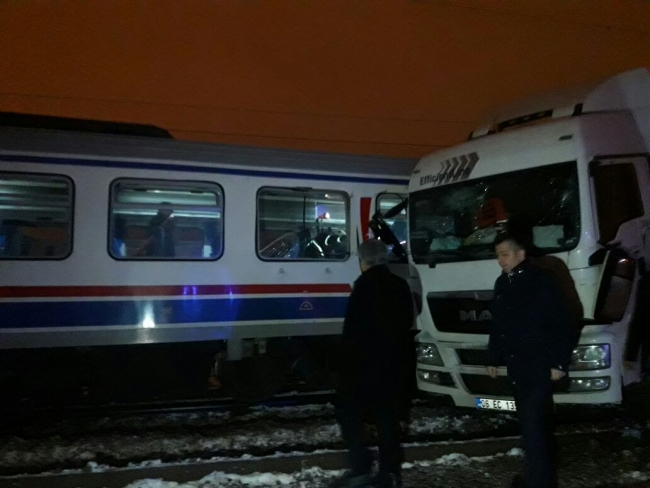 Kütahya'da yolcu treni tıra çarptı