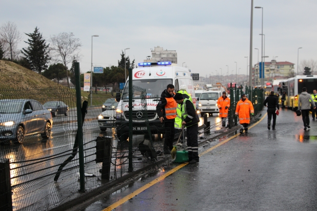 Servis aracı metrobüse çarptı