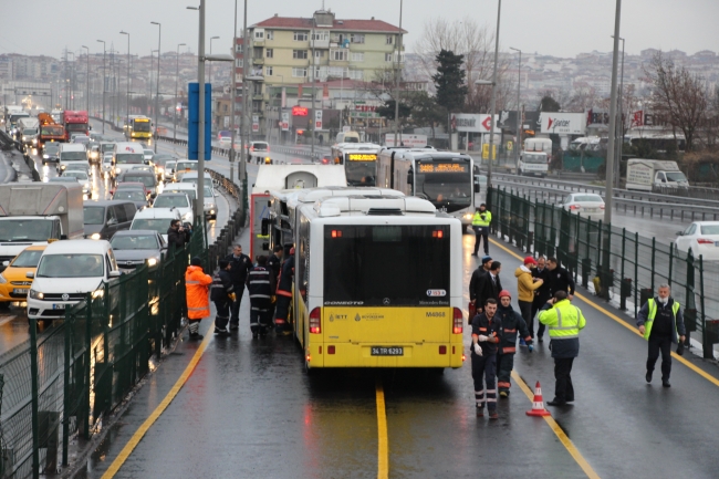 Servis aracı metrobüse çarptı