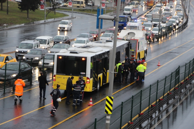 Servis aracı metrobüse çarptı