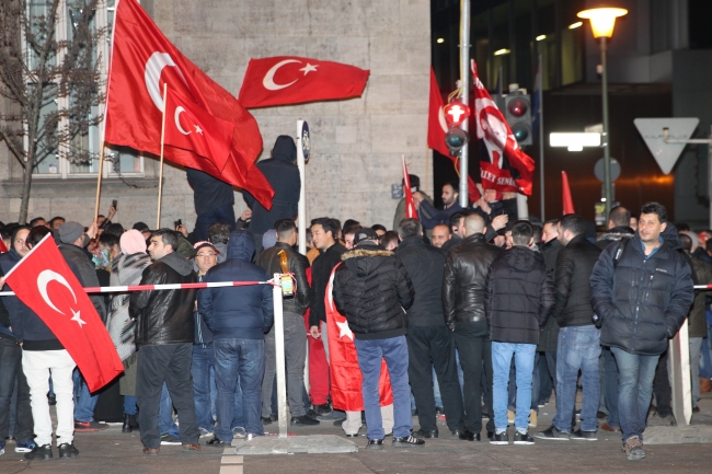 Yüzlerce kişi Hollanda'nın Berlin Büyükelçiliği önüne akın etti