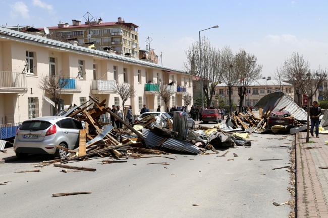 Şiddetli rüzgar üç ilde çatıları uçurdu