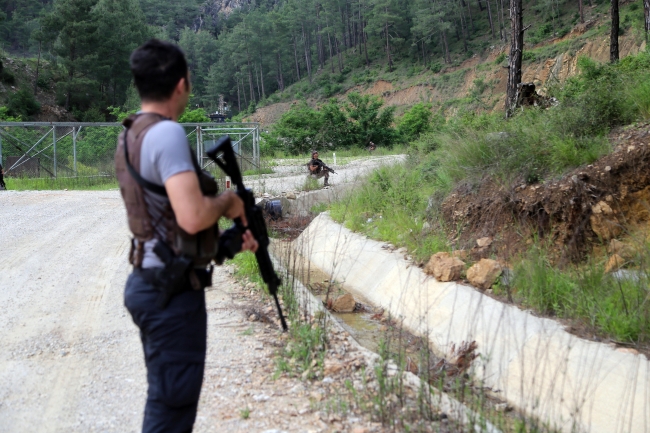 Özel harekat polisleri ormanda göz açtırmadı