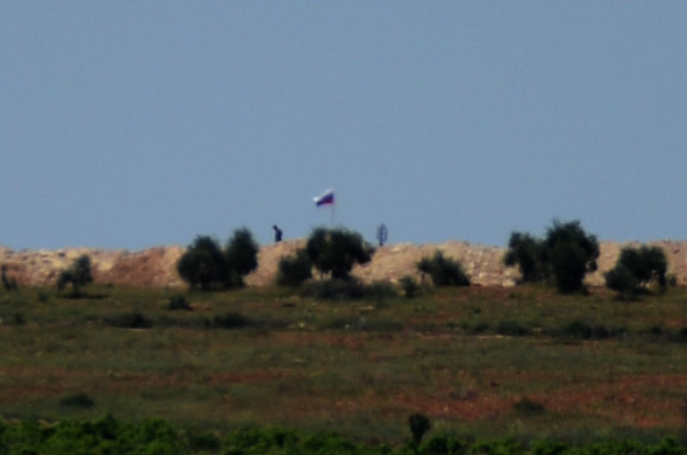 PYD'nin sınıra çektiği Suriye ve Rus bayrakları silahlı kişilerce korunuyor