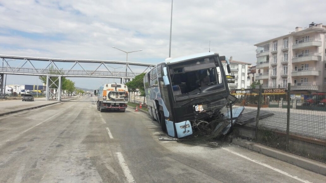 Partilileri taşıyan otobüs kaza yaptı