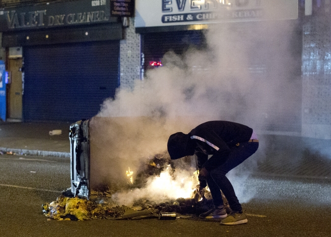 Londra'da tuğlalar havada uçuştu