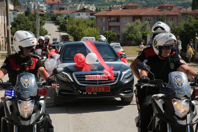 Şehit çocukları 'kırmızı plakalı' araçla tur attı