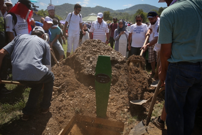 Srebrenitsa soykırımının 71 kurbanı daha toprağa verildi