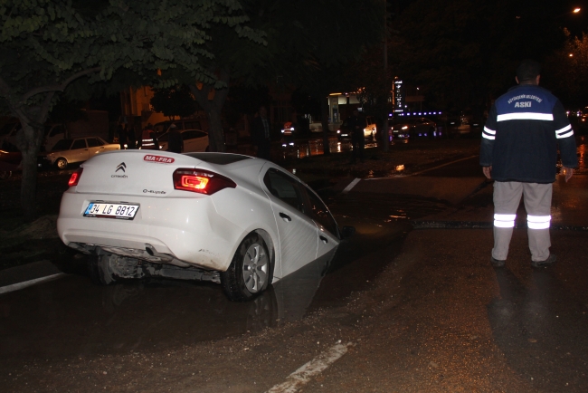 Seyir halindeki otomobil yolda oluşan su dolu çukura düştü