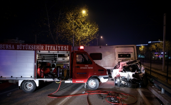 Bursa'da işçileri taşıyan midibüs devrildi