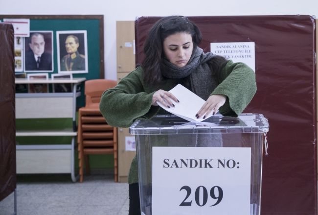 KKTC'de vatandaşlar erken genel seçim için sandık başında