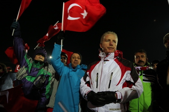 Yıldız Dağı’nda Türk bayrakları eşliğinde meşaleli kayak