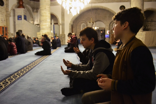 Mehmetçiğin zaferi için eller semaya açıldı