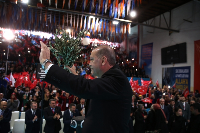 Cumhurbaşkanı Erdoğan: ÖSO'nun kolundaki fors Türk bayrağı, PYD'nin ise ABD bayrağı