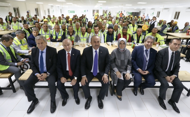 Dışişleri Bakanı Çavuşoğlu, Kuveyt havalimanı şantiyesini gezdi