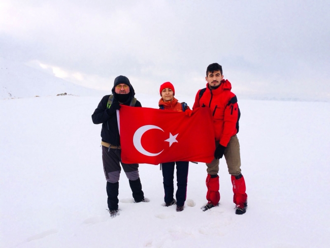 Kızıldağ'ın zirvesinde Mehmetçiğe dua ettiler