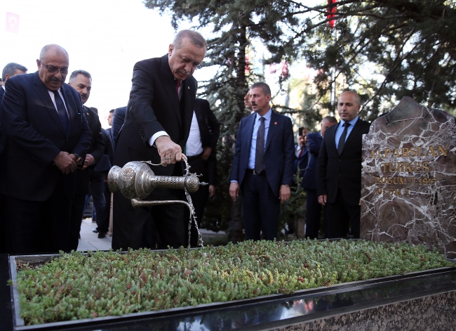 Cumhurbaşkanı Erdoğan, Alparslan Türkeş'in kabrini ziyaret etti