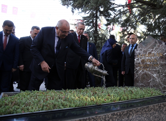 Cumhurbaşkanı Erdoğan, Alparslan Türkeş'in kabrini ziyaret etti