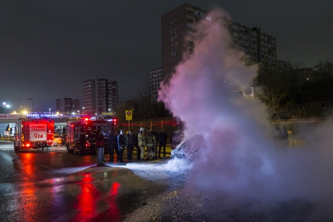 İstanbul'da seyir halindeki takside yangın