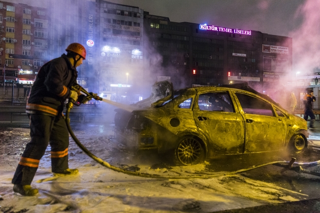 İstanbul'da seyir halindeki takside yangın