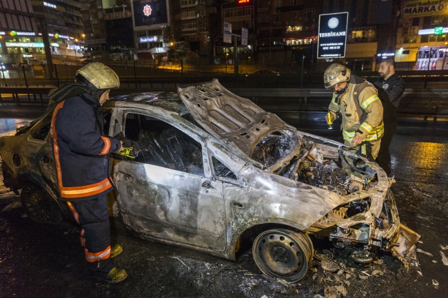 İstanbul'da seyir halindeki takside yangın